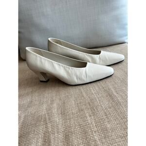 Vintage Enzo Angiolini Cream Closed Toe White Leather Kitten Heel | Size 7N